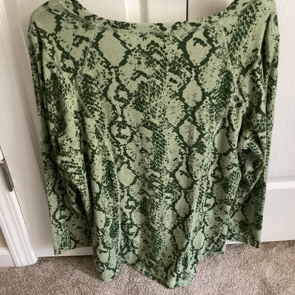 Lula Roe Ladies Green Snake Skin Print 3X Long Sleeve V Neck Shirt - Picture 2 of 7